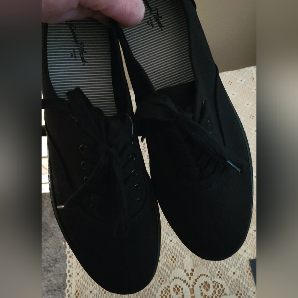 Women's Lunea Lace-Up Sneakers from the brand Universal Thread. Size 9 BRAND NEW
